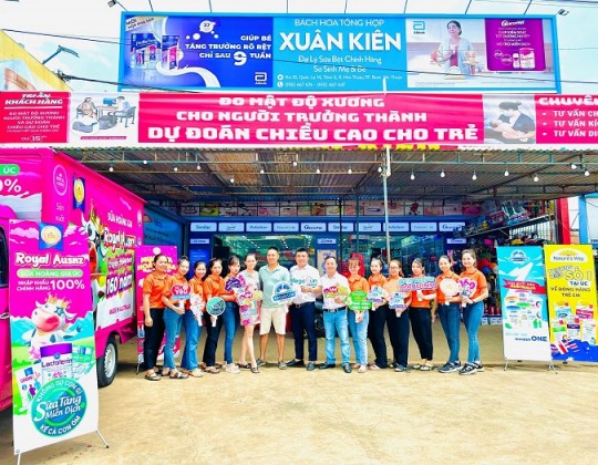 Quá khủng khiếp: Rất đông bà con Đắk Lắk tham gia chương trình Trade and show của Sữa Hoàng Gia tại shop Xuân Kiên