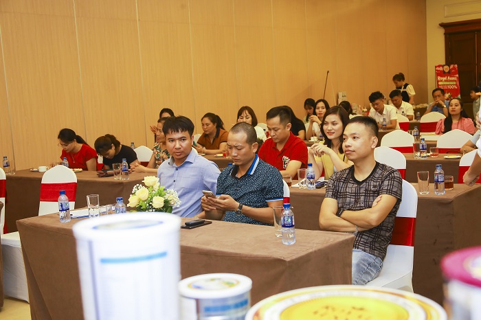 Sữa Hoàng Gia vinh dự góp mặt tại Hội nghị khách hàng Megasun “Lựa chọn đúng quan trọng hơn sự nỗ lực”