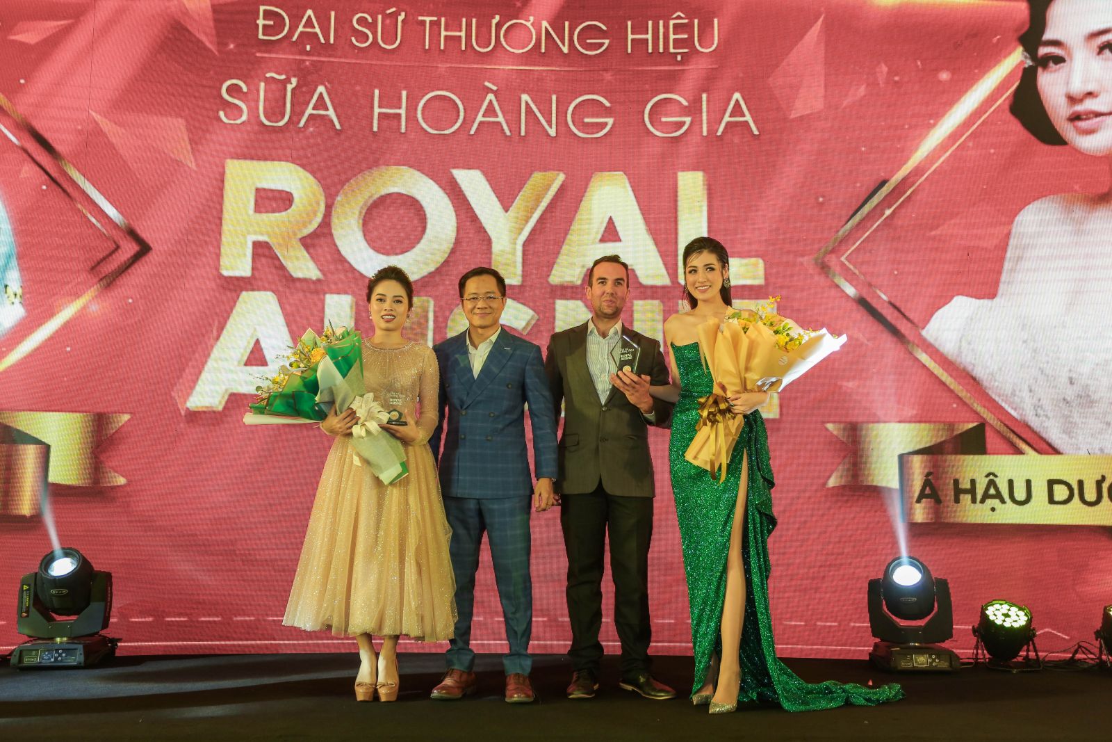 Hai Đại sức thương hiệu của Sữa Hoàng Gia: Á Hậu Dương Tú Anh và Hot Mom Hằng Túi được vinh danh trong Đêm hội.