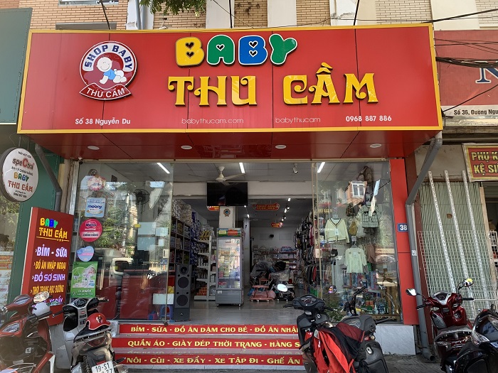 Ngày 3/11/2022, Sữa Hoàng Gia Royal Ausnz đã tổ chức một buổi đào tạo sản phẩm dành cho toàn bộ nhân sự thuộc shop Thu Cầm Baby thuộc thành phố Việt Trì - Phú Thọ. Thu Cầm Baby là một địa điểm uy tín, chất lượng số 1 trên địa bàn thành phố Việt Trì, Phú Thọ. Tại đây có bán các sản phẩm dành cho mẹ và bé đa dạng từ nhiều thương hiệu lớn hàng đầu thế giới từ sữa, quần áo, bình hút sữa,... Đồng thời, Thu Cầm Baby cũng là đối tác chiến lược, đại lý bán hàng chính hãng của Royal Ausnz tại địa bàn thành phố Việt Trì. Và hơn nữa, số khách hàng tiêu dùng sản phẩm Sữa Hoàng Gia tại Thu Cầm Baby đặc biệt cao. Nhằm nâng cao dịch vụ mua sắm đến khách hàng của Sữa Hoàng Gia nói chung và muốn cung cấp những giá trị tốt nhất gửi tới khách hàng nói riêng, Sữa Hoàng Gia Royal Ausnz đã quyết định tổ chức buổi đào tạo sản phẩm tại shop Thu Cầm. Sữa Hoàng Gia biết, muốn nâng cao chất lượng phục vụ thì đội ngũ nhân viên tư vấn đóng vai trò rất quan trọng. Buổi đào tạo diễn ra trong không khí sôi nổi của các học viên. Tại buổi học, học viên được mở mang thêm kiến thức về Sữa Hoàng Gia Royal Ausnz, về nguồn nguyên liệu sản xuất, công nghệ chế biến, tiêu chuẩn sản xuất có 1 0 2 và những cái nhất mà khó có hãng sữa nào có thể có được của Sữa Hoàng Gia. Qua buổi học, học viên không chỉ biết thêm về sản phẩm mà còn tích lũy thêm cho mình vốn kiến thức về dinh dưỡng cho bé yêu trong từng giai đoạn phát triển,…Từ đó, nghiệp vụ chăm sóc khách hàng được nâng cao, thông tin tư vấn về sản phẩm được chính xác hơn. Và quan trọng hơn cả, chúng tôi muốn những gì các bạn nhân viên tư vấn cho khách hàng đáp ứng được mong muốn và nhu cầu của khách hàng. Buổi đào tạo diễn ra thành công tốt đẹp, với các con số kiểm tra cuối giờ của các học viên đều đạt tiêu chuẩn tốt. Và từ đây, chúng tôi hy vọng, thời gian tới các bạn nhân viên tư vấn sẽ trở nên chuyên nghiệp hơn, nâng cao chất lượng phục vụ tới khách hàng. Từ đó, khẳng định thêm uy tín và tên tuổi của Thu Cầm Baby trên địa bàn. Với riêng Sữa Hoàng Gia Royal Ausnz, hàng trình đào tạo của chúng tôi chắc chắn vẫn sẽ tiếp tục lan tỏa thêm nhiều điểm bán khác trong thời gian tới. Chúng tôi sẽ nỗ lực hết mình, để giúp sản phẩm sạch, chất lượng tốt từ Royal Ausnz trở thành nguồn dinh dưỡng bổ sung hữu ích cho mọi nhà.          