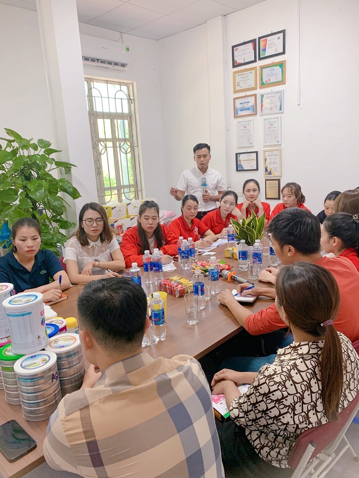 Ngày 3/11/2022, Sữa Hoàng Gia Royal Ausnz đã tổ chức một buổi đào tạo sản phẩm dành cho toàn bộ nhân sự thuộc shop Thu Cầm Baby thuộc thành phố Việt Trì - Phú Thọ. Thu Cầm Baby là một địa điểm uy tín, chất lượng số 1 trên địa bàn thành phố Việt Trì, Phú Thọ. Tại đây có bán các sản phẩm dành cho mẹ và bé đa dạng từ nhiều thương hiệu lớn hàng đầu thế giới từ sữa, quần áo, bình hút sữa,... Đồng thời, Thu Cầm Baby cũng là đối tác chiến lược, đại lý bán hàng chính hãng của Royal Ausnz tại địa bàn thành phố Việt Trì. Và hơn nữa, số khách hàng tiêu dùng sản phẩm Sữa Hoàng Gia tại Thu Cầm Baby đặc biệt cao. Nhằm nâng cao dịch vụ mua sắm đến khách hàng của Sữa Hoàng Gia nói chung và muốn cung cấp những giá trị tốt nhất gửi tới khách hàng nói riêng, Sữa Hoàng Gia Royal Ausnz đã quyết định tổ chức buổi đào tạo sản phẩm tại shop Thu Cầm. Sữa Hoàng Gia biết, muốn nâng cao chất lượng phục vụ thì đội ngũ nhân viên tư vấn đóng vai trò rất quan trọng. Buổi đào tạo diễn ra trong không khí sôi nổi của các học viên. Tại buổi học, học viên được mở mang thêm kiến thức về Sữa Hoàng Gia Royal Ausnz, về nguồn nguyên liệu sản xuất, công nghệ chế biến, tiêu chuẩn sản xuất có 1 0 2 và những cái nhất mà khó có hãng sữa nào có thể có được của Sữa Hoàng Gia. Qua buổi học, học viên không chỉ biết thêm về sản phẩm mà còn tích lũy thêm cho mình vốn kiến thức về dinh dưỡng cho bé yêu trong từng giai đoạn phát triển,…Từ đó, nghiệp vụ chăm sóc khách hàng được nâng cao, thông tin tư vấn về sản phẩm được chính xác hơn. Và quan trọng hơn cả, chúng tôi muốn những gì các bạn nhân viên tư vấn cho khách hàng đáp ứng được mong muốn và nhu cầu của khách hàng. Buổi đào tạo diễn ra thành công tốt đẹp, với các con số kiểm tra cuối giờ của các học viên đều đạt tiêu chuẩn tốt. Và từ đây, chúng tôi hy vọng, thời gian tới các bạn nhân viên tư vấn sẽ trở nên chuyên nghiệp hơn, nâng cao chất lượng phục vụ tới khách hàng. Từ đó, khẳng định thêm uy tín và tên tuổi của Thu Cầm Baby trên địa bàn. Với riêng Sữa Hoàng Gia Royal Ausnz, hàng trình đào tạo của chúng tôi chắc chắn vẫn sẽ tiếp tục lan tỏa thêm nhiều điểm bán khác trong thời gian tới. Chúng tôi sẽ nỗ lực hết mình, để giúp sản phẩm sạch, chất lượng tốt từ Royal Ausnz trở thành nguồn dinh dưỡng bổ sung hữu ích cho mọi nhà.          