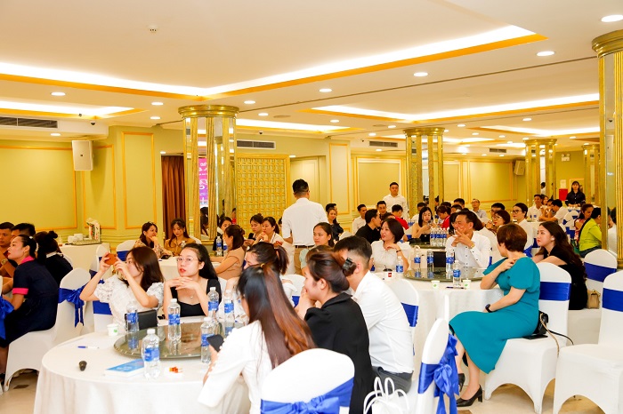 Hội nghị khách hàng của Sữa Hoàng Gia