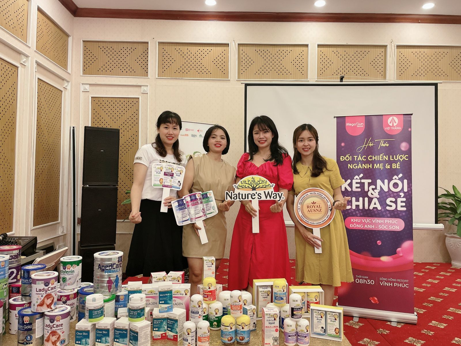 Đối tác checkin tại quầy sản phẩm