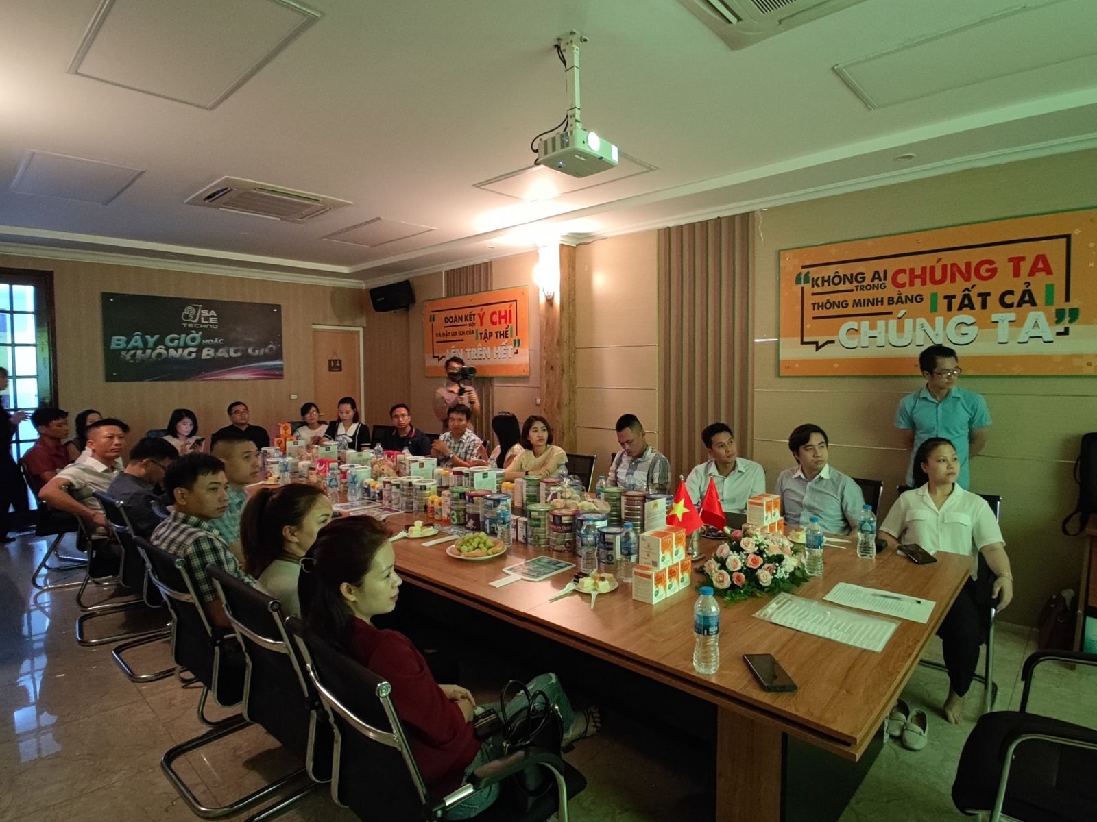 Sữa Hoàng Gia Úc tổ chức “Sơ kết 6 tháng đầu năm 2022 - công tác triển khai phân phối sữa sạch Royal Ausnz”