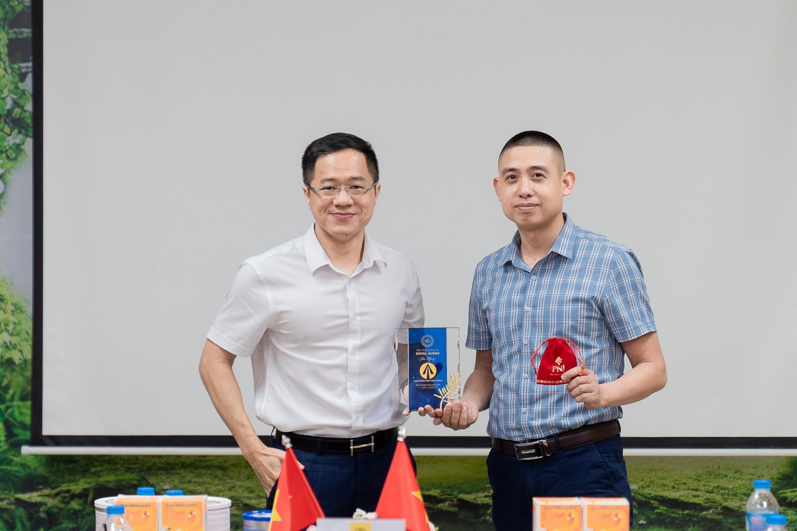 Sữa Hoàng Gia Úc tổ chức “Sơ kết 6 tháng đầu năm 2022 - công tác triển khai phân phối sữa sạch Royal Ausnz”