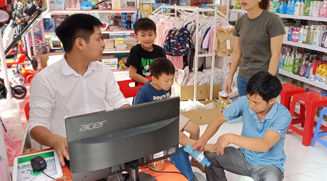 Sữa Hoàng Gia tri ân khách hàng tại Nhím Store thông qua chương trình Trade & Show