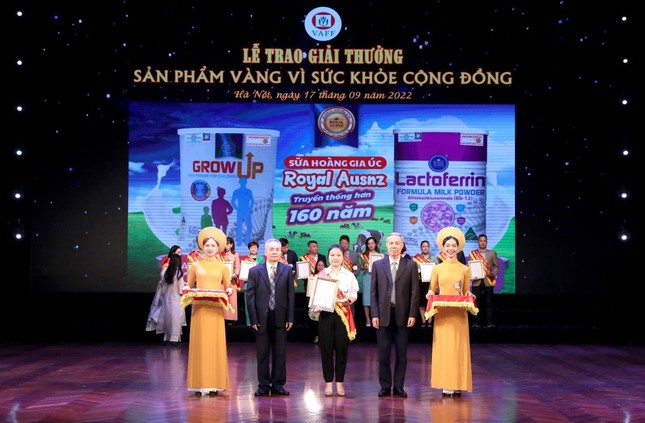 Đại diện Sữa Hoàng Gia Royal Ausnz nhận giải thưởng “Sản phẩm vàng vì sức khỏe cộng đồng” năm 2022