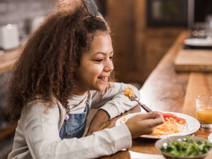 Điều chỉnh chế độ ăn uống phù hợp giúp bé phát triển chiều cao tốt hơn