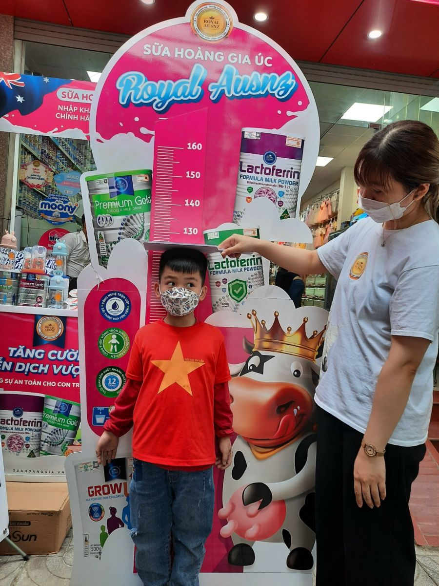 Đo chiều cao cho bé