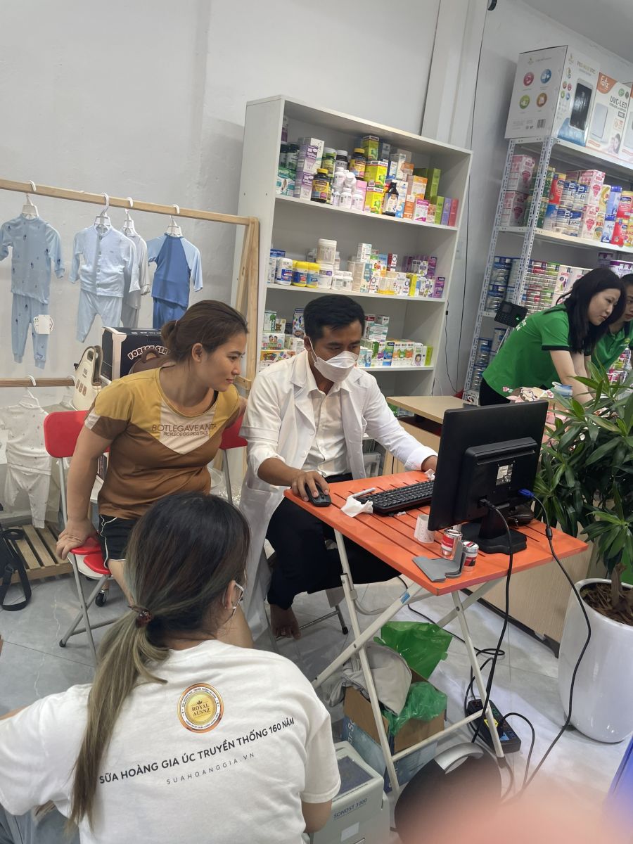 Trade and Show của Sữa Hoàng gia tại Shop Đồ sơ sinh Ếch Cốm - Cho đi là còn mãi