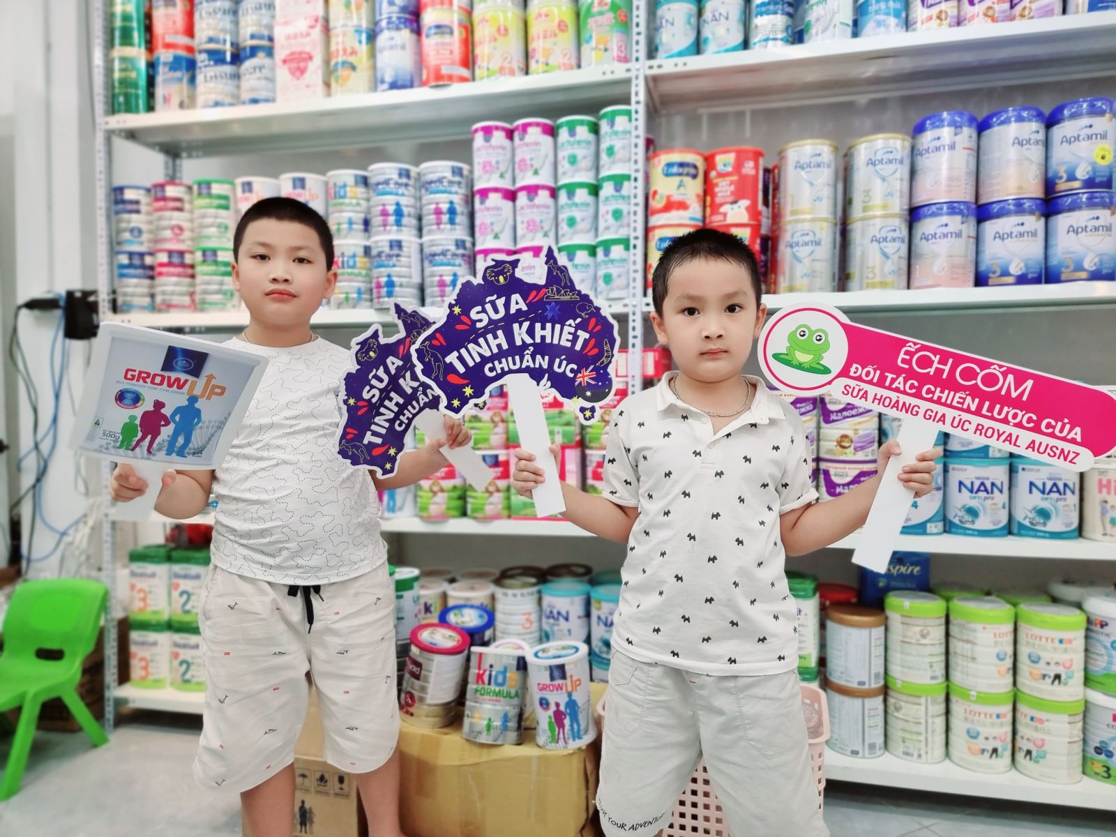 Trade and Show của Sữa Hoàng gia tại Shop Đồ sơ sinh Ếch Cốm - Cho đi là còn mãi