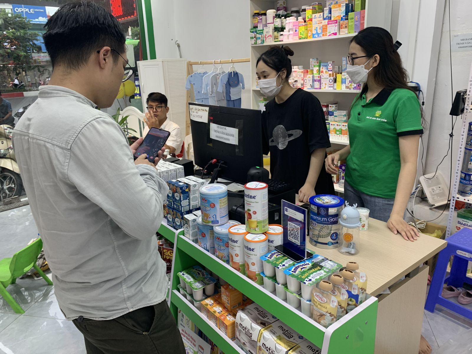 Trade and Show của Sữa Hoàng gia tại Shop Đồ sơ sinh Ếch Cốm - Cho đi là còn mãi