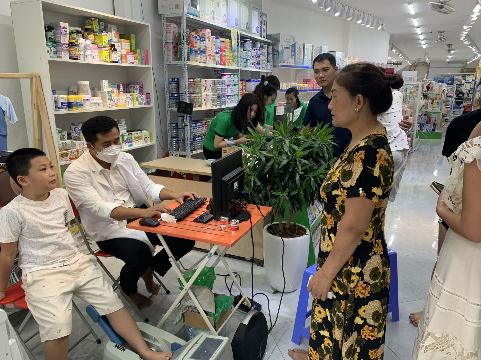 Trade and Show của Sữa Hoàng gia tại Shop Đồ sơ sinh Ếch Cốm - Cho đi là còn mãi