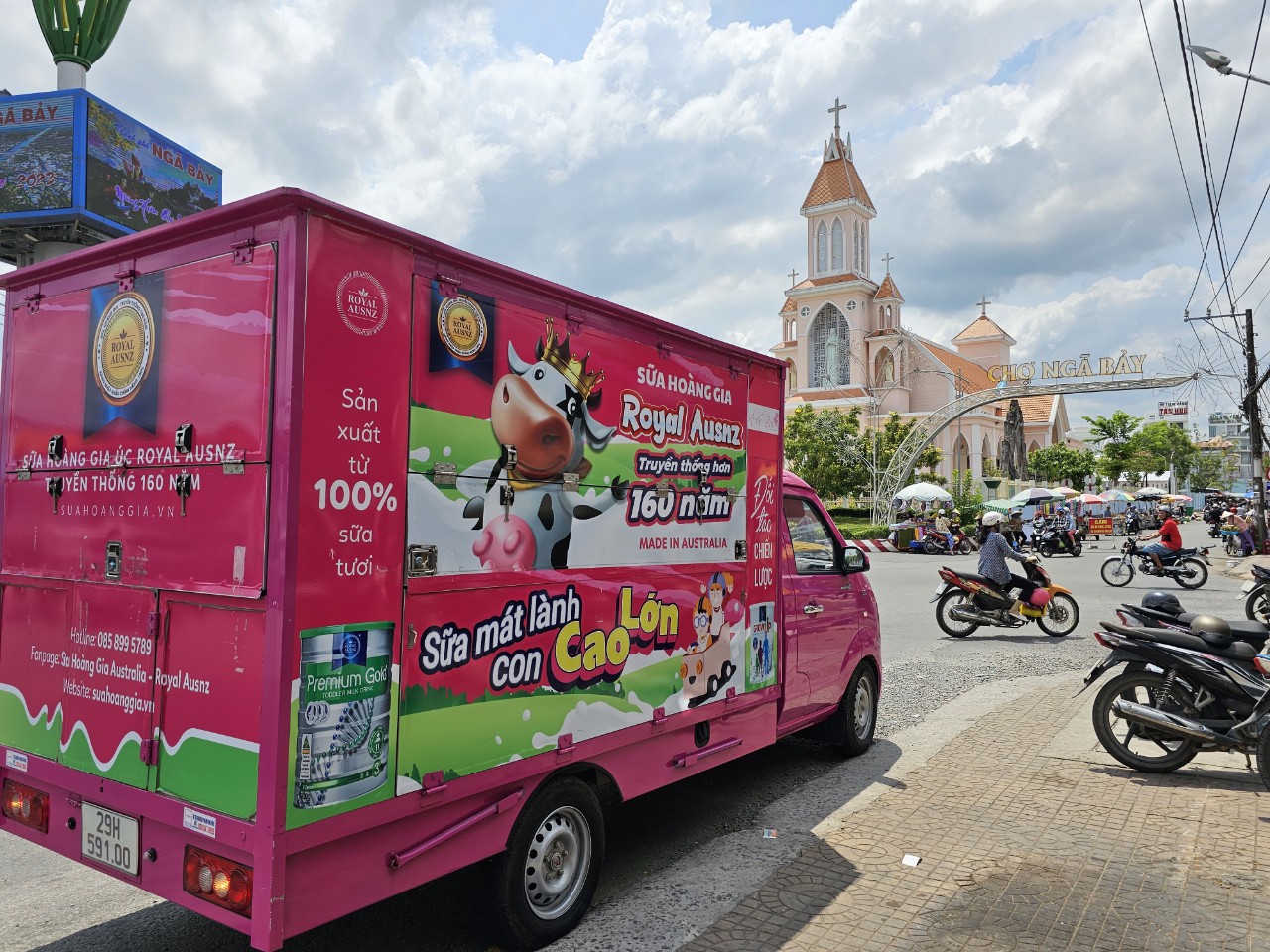 Trade And Show trao giá trị, gửi yêu thương của Sữa Hoàng Gia Úc tại Hồng Sơn House